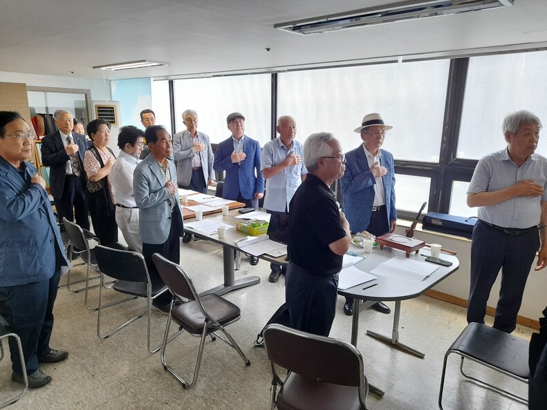 28일 오후 서울 구로구 공원로 (사)한국전쟁전후민간인희생자전국유족회 정기 이사회에서 유족회 회원들이 국민의례를 하고 있다.