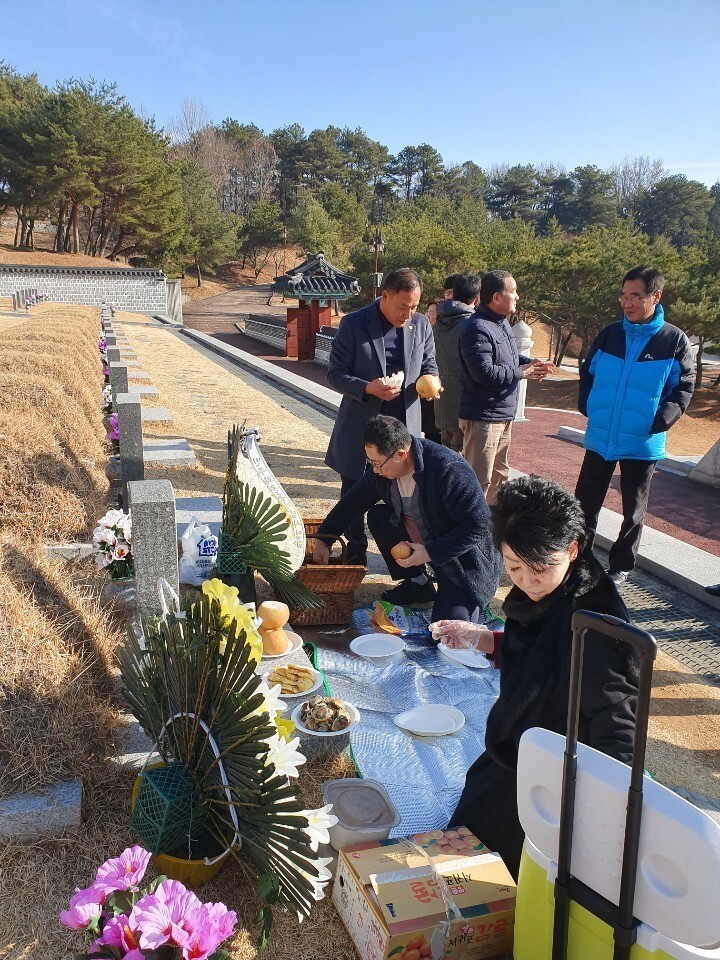 나명관씨를 비롯한 들불야학 출신 5·18단체 회원들이 1980년 5월 계엄군의 진압작전 때 희생당한 동료의 묘를 참배하고 있다. 나명관씨 제공