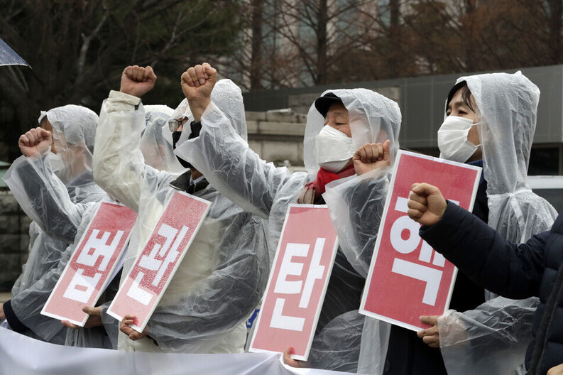 사법농단 피해자단체 연대모임 등 시민사회단체 활동가들이 지난달 26일 오전 국회 앞에서 기자회견을 열어 국회에 임성근·이동근 등 사법농단 관여 법관 탄핵소추에 나설 것을 촉구하며 구호를 외치고 있다. 김혜윤 기자 unique@hani.co.kr