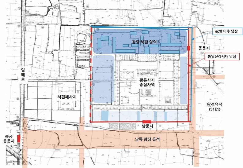 황룡사터와 신라 궁궐인 월성이 활짝 트인 큰길로 이어지고 있음을 보여주는 유적 설명도. 절터 남문 앞 큰 도로(대로)와 광장 유적이 터의 서쪽에 자리한 월성 동궁 동문 터로 연결되고 있다는 것을 알 수 있다.