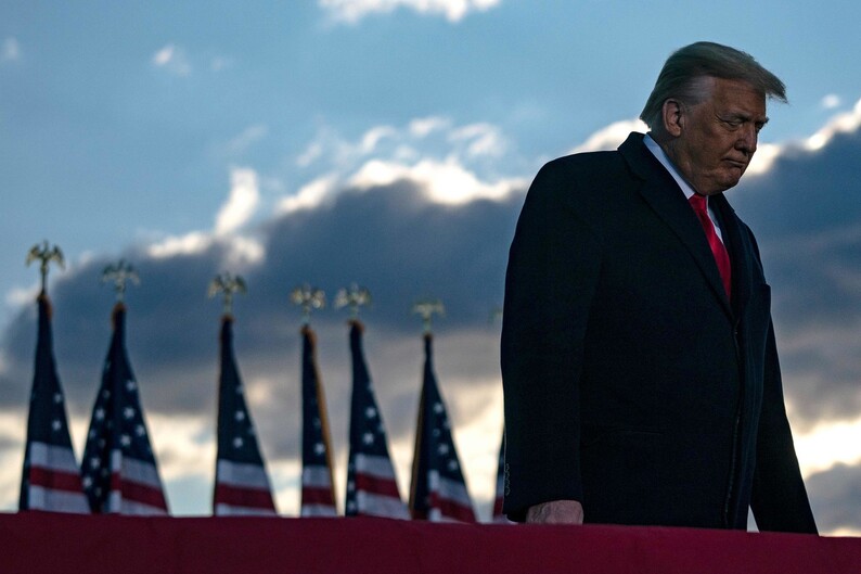 도널드 트럼프 전 미국 대통령이 20일(현지시각) 메릴랜드 앤드루스 공군기지에서 열린 환송행사에 참석한 모습. 매릴랜드/AFP 연합뉴스