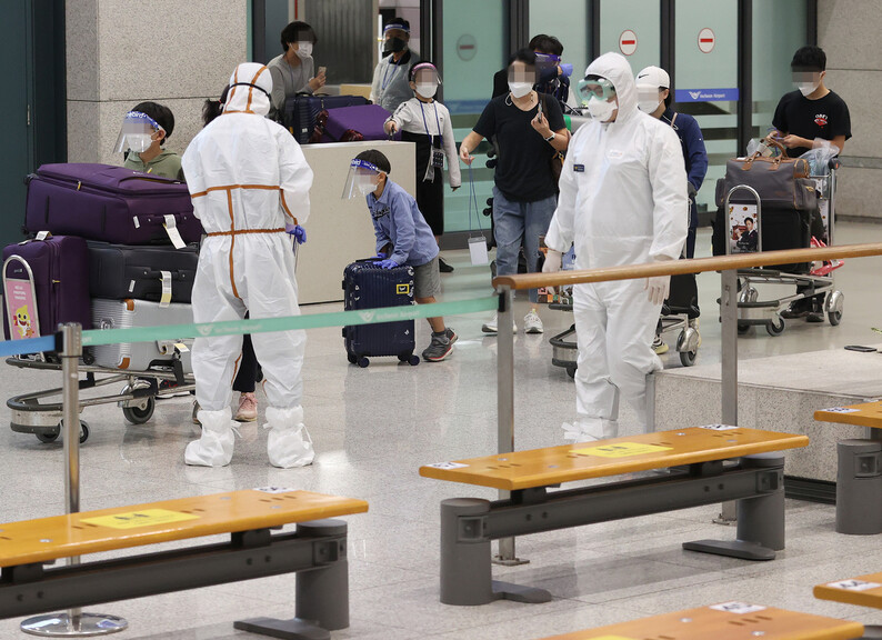 인도에서 특별기를 통해 귀국한 교민들이 7일 오전 인천국제공항에 도착해 입국장을 나서고 있다. 연합뉴스