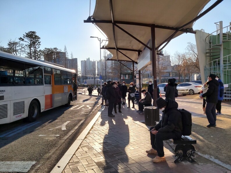 지난 6일 울산 태화강역 앞 시내버스 정류소에서 부산 시민들이 태화강 국가정원 등으로 가는 시내버스를 기다리고 있다.