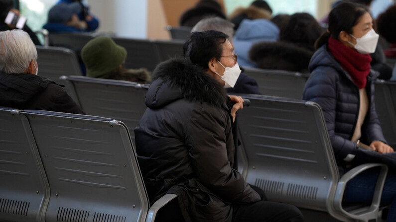 서울의 한 대형병원 로비, 지역에서 올라온 환자와 보호자들이 대기하고 있다. 조윤상 피디 jopd@hani.co.kr