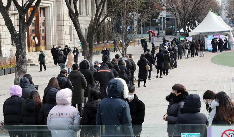 7일 오전 서울 중구 서울광장 임시선별검사소에서 시민들이 신속항원검사를 받기 위해 길게 줄 서 있다. 이날 서울시는 서울도서관 꿈새김판에는 ‘겨울은 길었지만 결국, 봄은 옵니다’&nbsp;문구를 내걸었다. 김태형 기자 xogud555@hani.co.kr