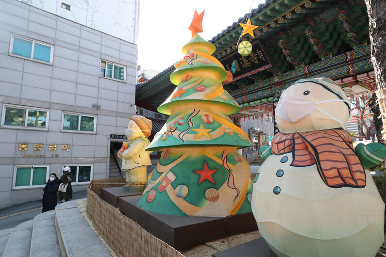 지난 17일 오후 서울 종로구 조계사 일주문 앞에 차별 없이 세상을 환하게 비추는 성탄절 연등이 설치돼 있다. 백소아 기자 thanks@hani.co.kr