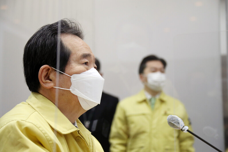 정세균 국무총리가 6일 오전 서울시청에서 열린 신종 코로나바이러스 감염증(코로나19) 대응 중앙재난안전대책본부(중대본) 회의를 주재하고 있다. 연합뉴스 정세균 국무총리가 6일 오전 서울시청에서 열린 신종 코로나바이러스 감염증(코로나19) 대응 중앙재난안전대책본부(중대본) 회의를 주재하고 있다. 연합뉴스