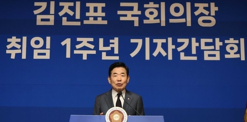 김진표 국회의장이 7월4일 오전 국회 사랑재에서 취임 1주년 기자간담회를 하고 있다. 연합뉴스