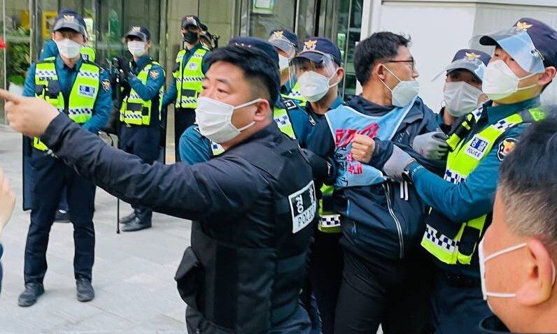 ‘부당해고’ 아시아나케이오 노동자들, 복직 촉구 중 경찰 연행