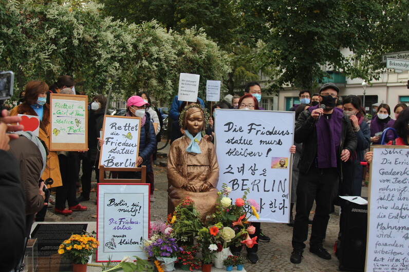 한 독일인이 베를린 시 미테구에 있는 ‘평화의 소녀상’ 철거를 반대하는 발언을 하고 있다.