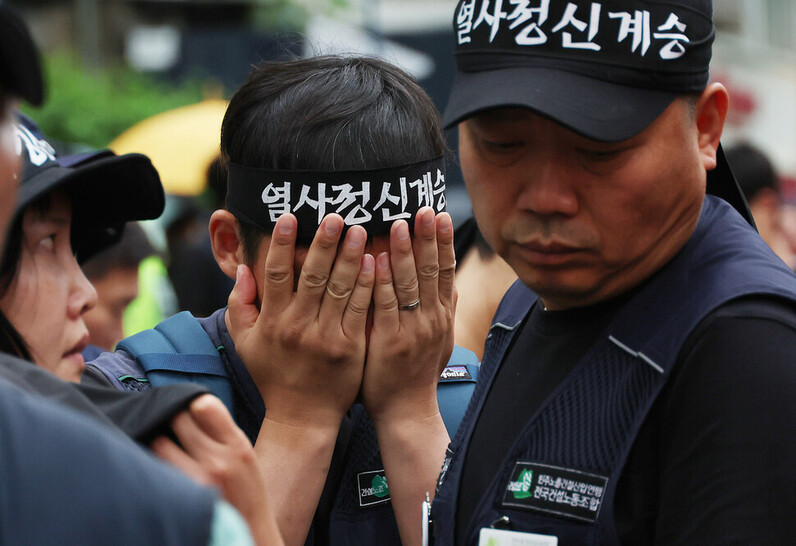 서울대병원 장례식장에서 발인 미사를 마친 고 양회동씨의 장례행렬이 지난 6월 21일 오전 노제가 예정된 서울 서대문구 경찰청 앞에 도착했다. 노제를 지내던 중 한 노조원이 두손으로 얼굴을 감싸고 있다. 양씨는 지난 5월1일 노동절에 분신한 뒤 숨졌다. 신소영 기자 viator@hani.co.kr