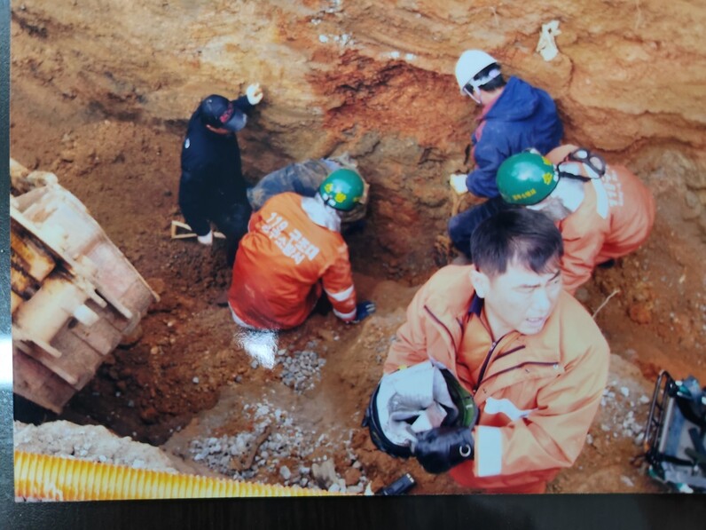 2009년 토사가 붕괴된 공사현장에서 매몰자를 구조하는 김범진 소방관(헬멧 들고 있는 이)과 동료 구조대원. 김범진 소방관 제공