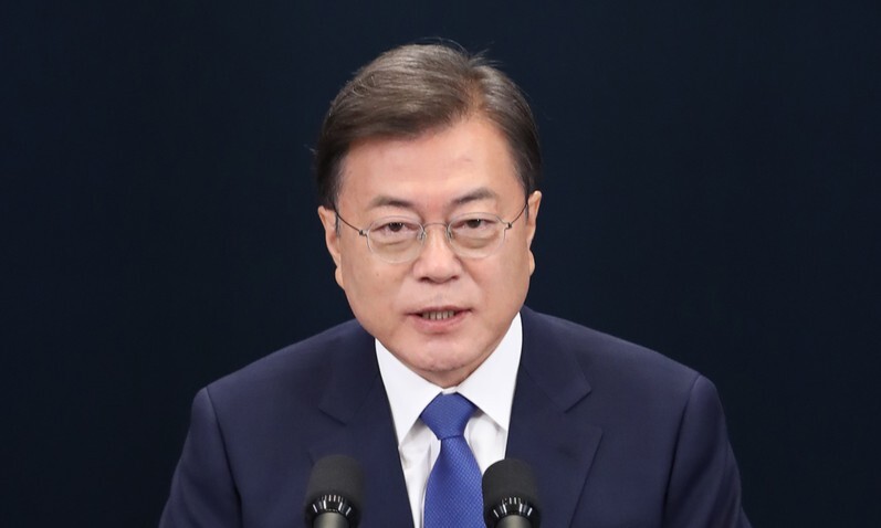 President Moon Jae-in is giving a special speech to the public at the Blue House at the Blue House on the morning of the 10th third anniversary of his inauguration. Yonhap News