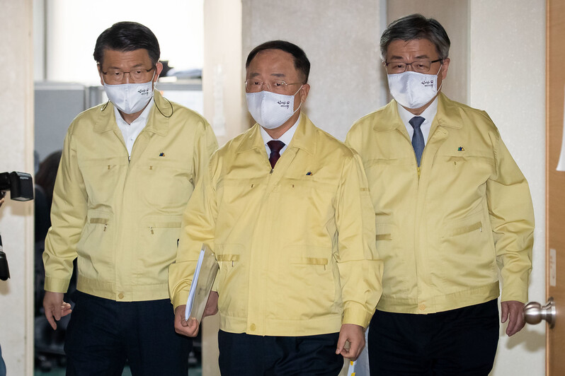 홍남기 경제부총리 겸 기획재정부 장관(가운데), 이재갑 고용노동부 장관(오른쪽), 은성수 금융위원장(왼쪽)이 22일 오후 일자리 위기 극복을 위한 고용 및 기업 안정 대책을 발표하기 위해 정부서울청사 합동브리핑실에 들어서고 있다. 사진 금융위 제공