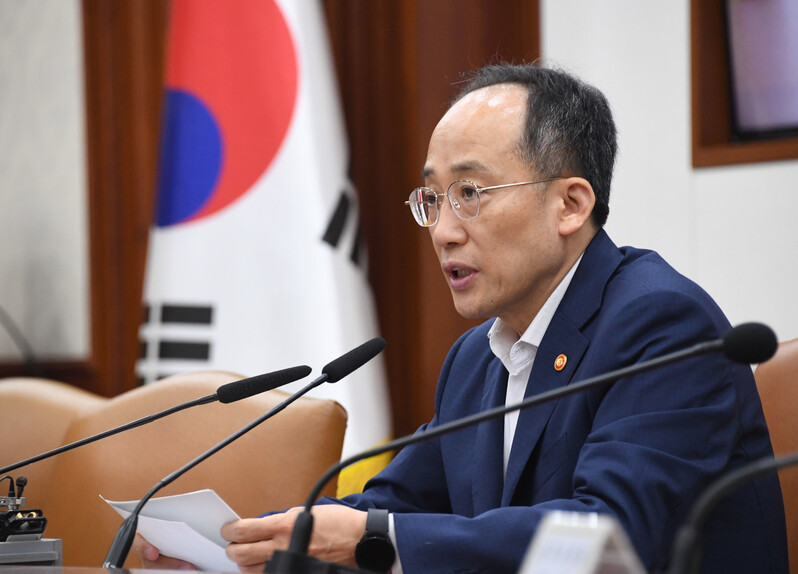 추경호 부총리 겸 기획재정부 장관이 21일 서울 종로구 정부서울청사에서 열린 ‘비상경제장관회의 겸 수출투자대책회의에서 모두발언을 하고 있다. 기획재정부 제공.