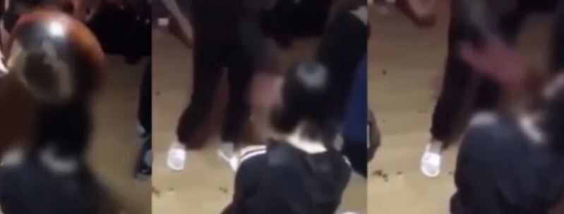 지난 19일 오전 김해의 한 아파트 거실에서 중학교 2학년 여학생들이 1학년 여중생을 무릎 꿇린 채 폭행하고 있다. 유튜브 갈무리