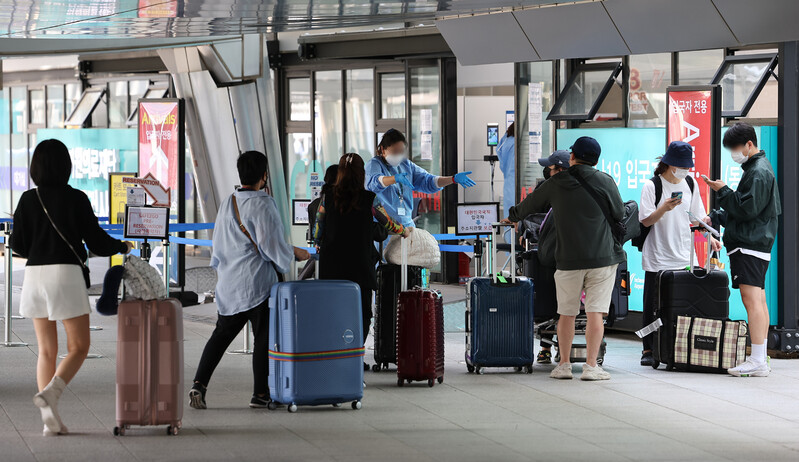 1일 영종도 인천국제공항 제1여객터미널의 입국자 전용 코로나19 검사센터 모습. 연합뉴스