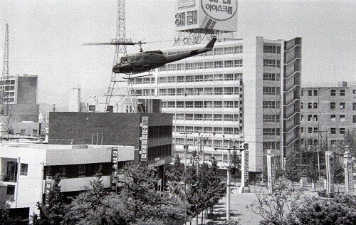 1980년 5·18 당시 광주 금남로 전일빌딩 주변에 계엄군 헬기가 날고 있는 모습. 5·18기념재단 제공