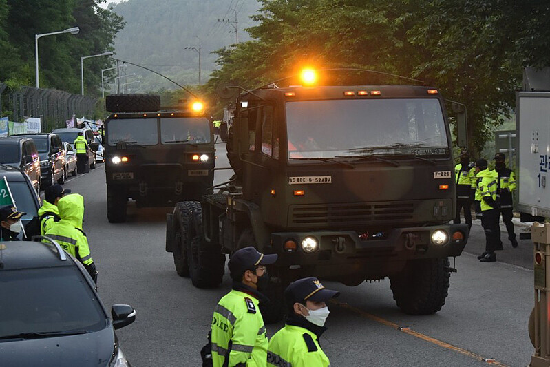 29일 오전 경북 성주 사드(THAAD·고고도미사일방어체계) 기지에 군 장비들이 들어가고 있다. 국방부와 주한미군은 앞서 노후장비 교체를 위한 육로 수송 작업을 진행한다고 밝혔다. 소성리종합상황실 제공. 연합뉴스.