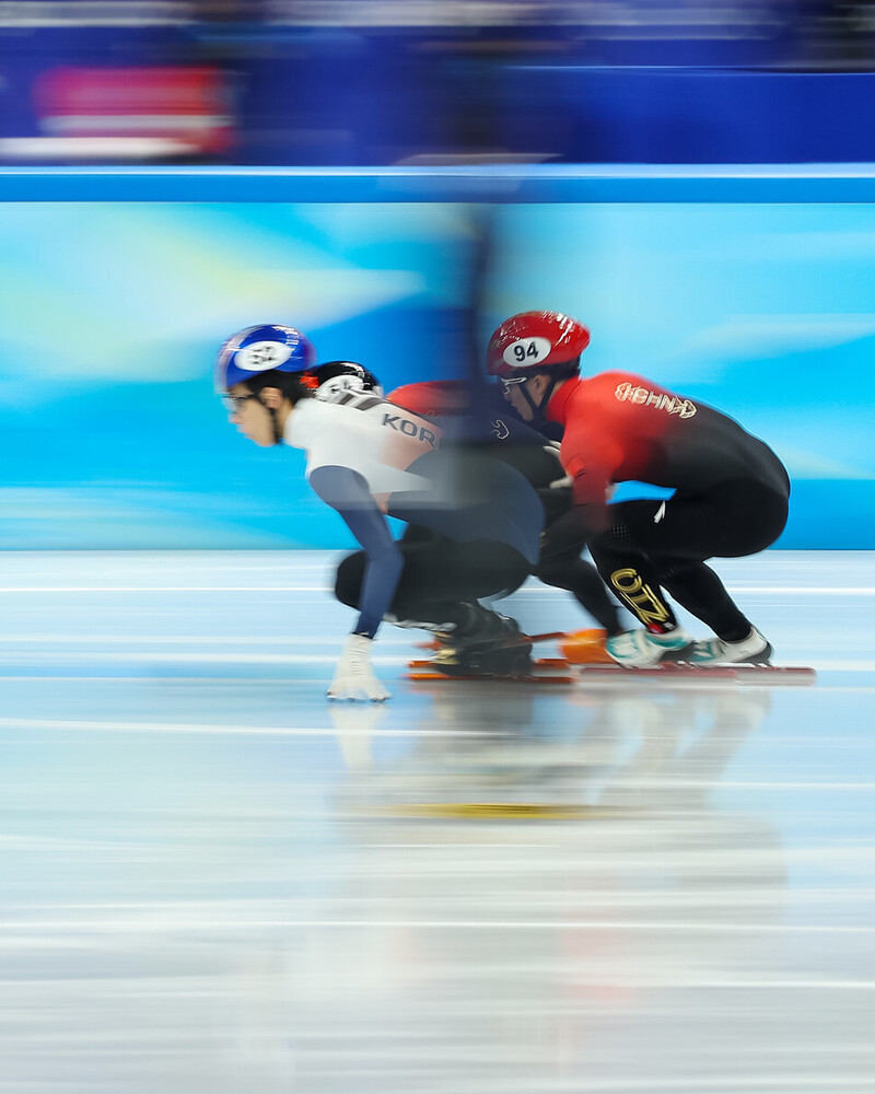 한국 쇼트트랙 대표팀 황대헌이 7일 중국 베이징 서우두체육관에서 열린 2022 베이징겨울올림픽 쇼트트랙 남자 1000m 준결승 1조 경기에서 중국 선수들을 인코스로 추월하고 있다. 심판은 이 상황을 황대헌의 반칙으로 인정해 실격 처리했다. 베이징/연합뉴스