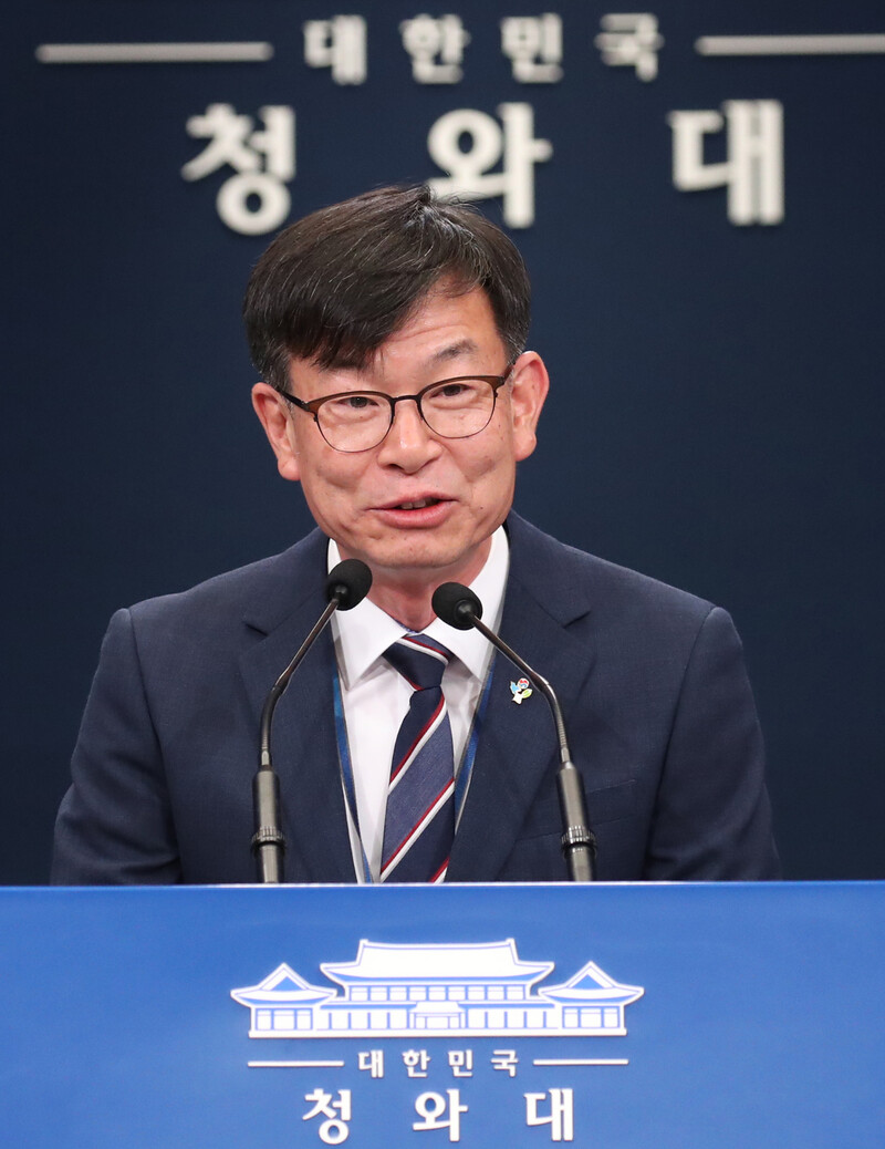 김상조 청와대 정책실장이 21일 오후 춘추관에서 일본수출규제 대응, 부동산 대책, 한국판 뉴딜, 추경 등 현안에 대해 브리핑을 하고 있다. 연합뉴스