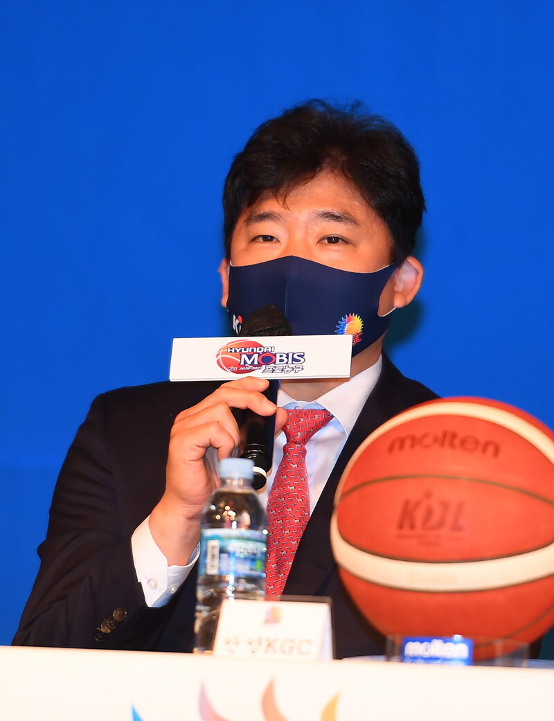 김승기 안양 케이지시(KGC) 감독이 6일 서울 송파구 올림픽파크텔에서 열린 프로농구 개막 미디어데이에서 올 시즌 각오를 밝히고 있다. KBL 제공
