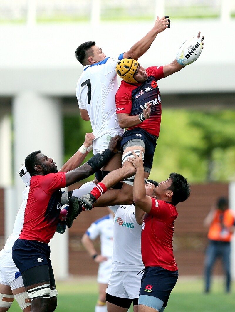 한국 럭비대표팀(흰색)이 지난 18일 인천남동 아시아드 경기장에서 열린 2019 아시아 럭비챔피언십에서 말레이시아 선수들과 공을 다투고 있다. 대한럭비협회 제공