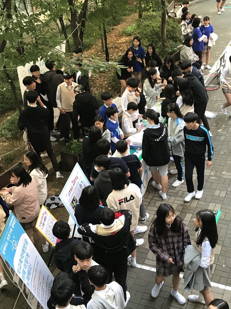 경기도 용인시 흥덕중학교 학교폭력 예방 동아리 ‘혼아리’ 학생들이 시험 직후 스트레스를 풀어주기 위해 마련한 ‘스트레스 제로 존’ 행사에 많은 학생이 관심을 보이며 참여해 성황을 이뤘다. ‘혼아리’ 제공