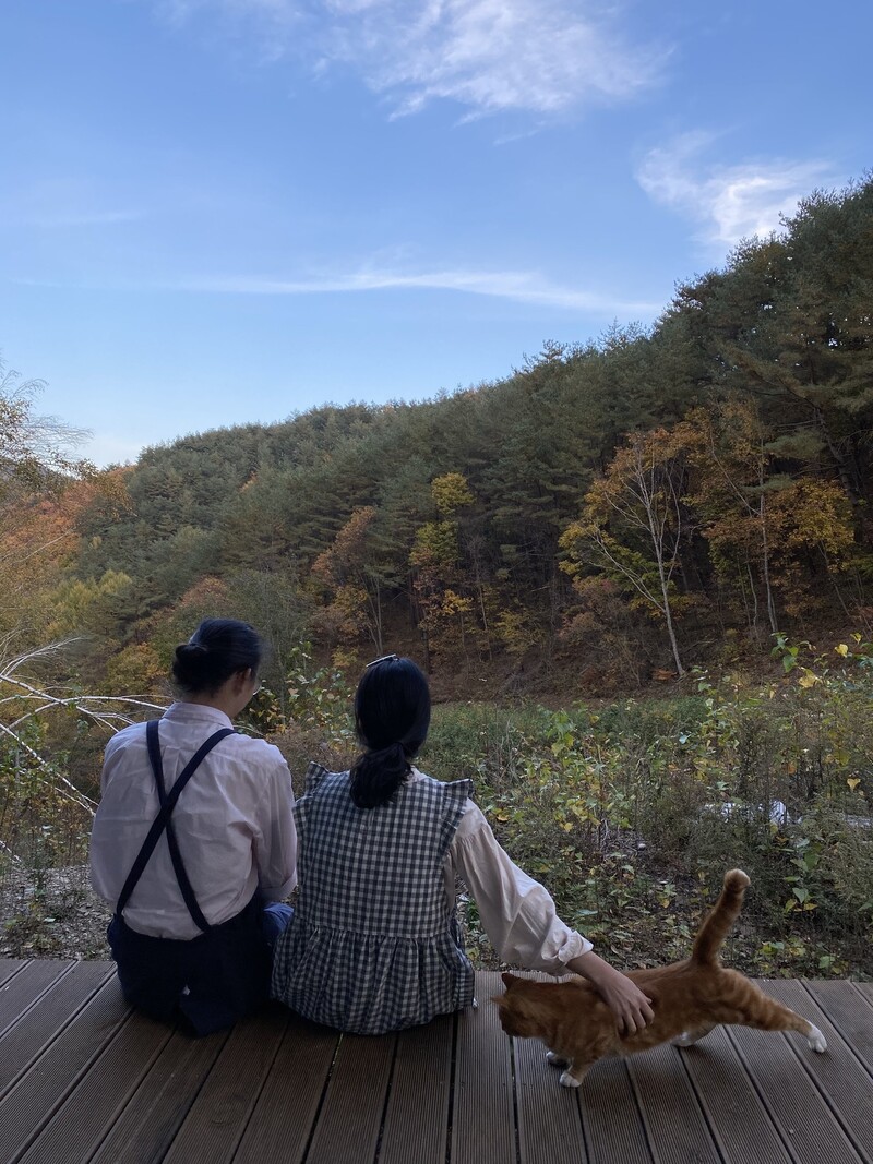 도시의 팍팍한 삶이 싫어 귀촌한 이유진(사진 오른쪽), 송태훈씨 부부는 경북 봉화에 산다. 집 앞 데크에 앉으면 내려다 보이는 풍경. 신소윤 기자