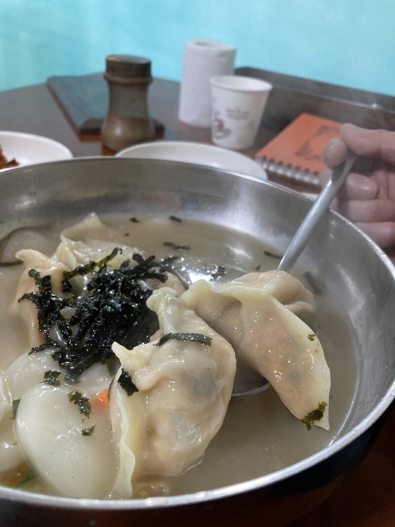 ‘명동김치만두’의 만둣국. 유선주 객원기자