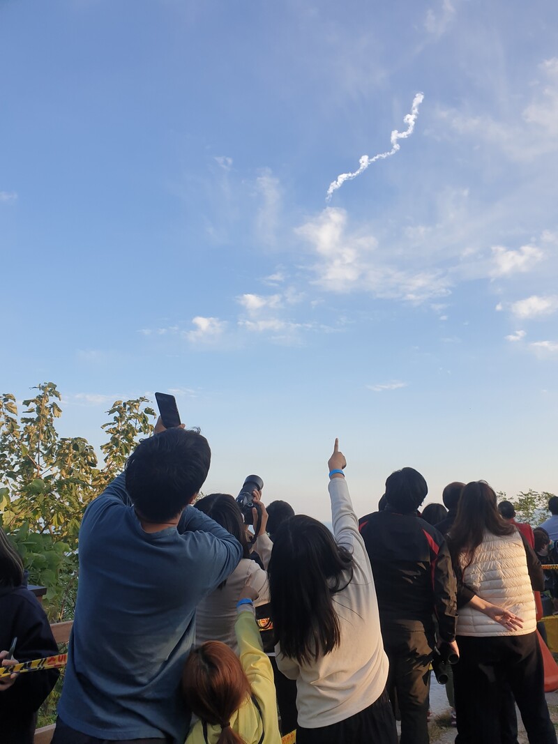 21일 전남 고흥군 영남면 고흥우주발사전망대에서 시민들이 흰꼬리를 남기며 우주로 날아가는 누리호를 바라보고 있다. 김용희 기자 kimyh@hani.co.kr