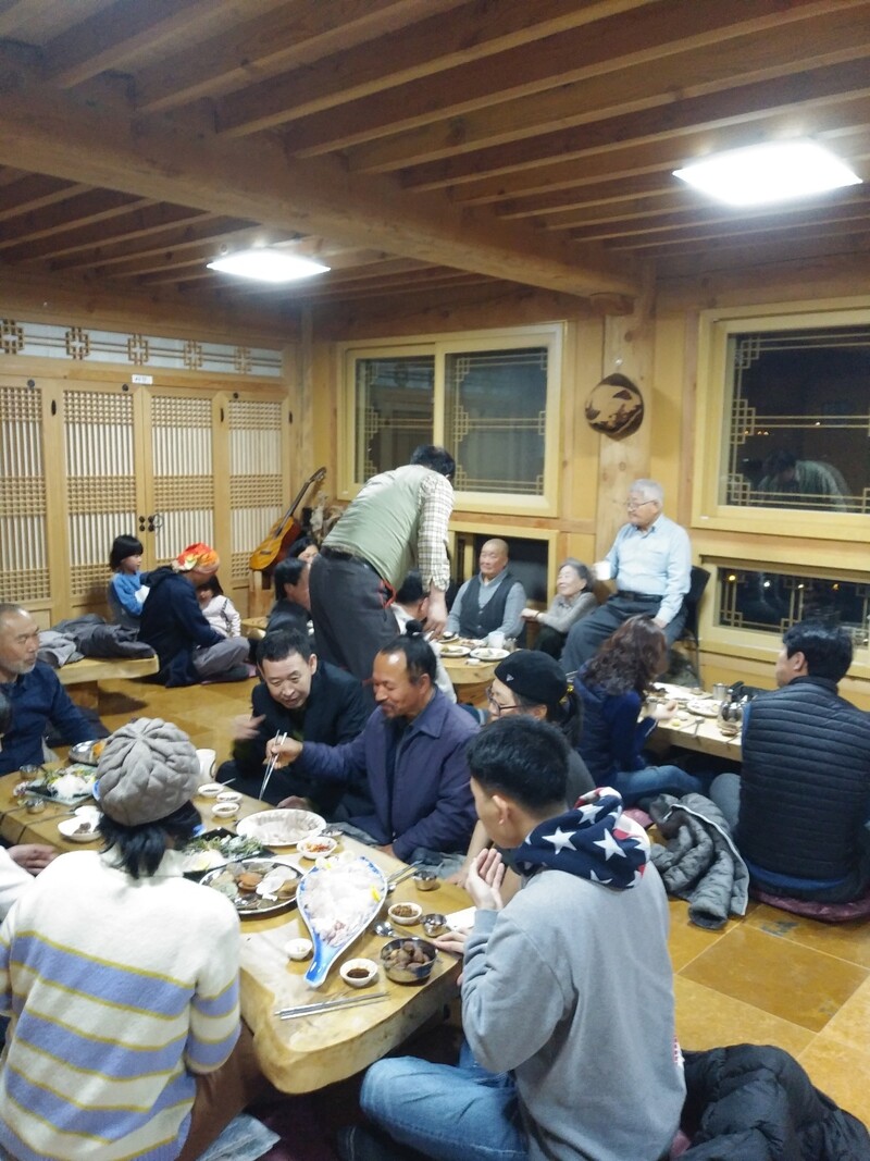전북 정읍 사랑방에서 ’임락경의 건강교실’ 참석자들이 자연 건강밥상으로 식사하고 있다. 사랑방 제공