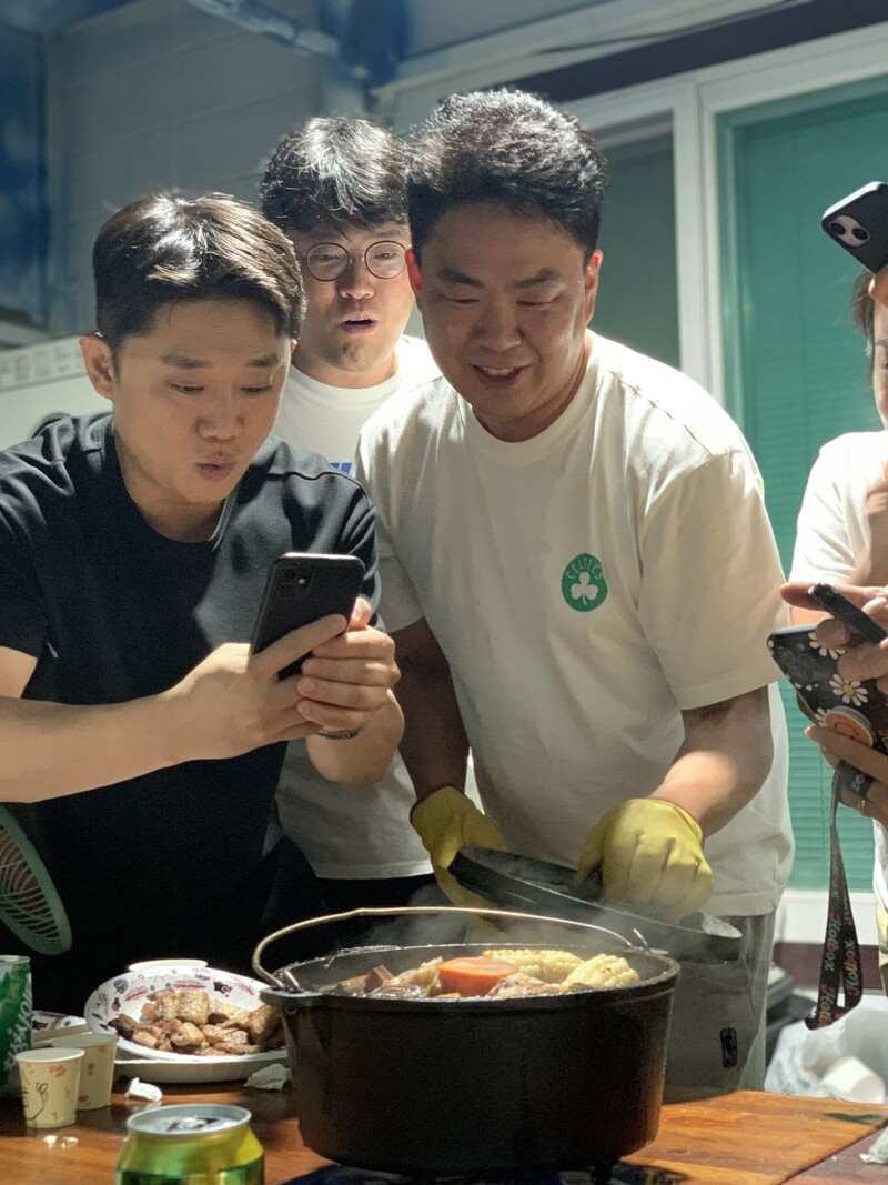 장작에 불을 붙일 때부터 더치오븐 요리에 강한 불신을 갖고 있던 후배들은 갈비찜이 생각보다 그럴싸하자 새삼 놀라는 눈치였다. 홍현지 제공