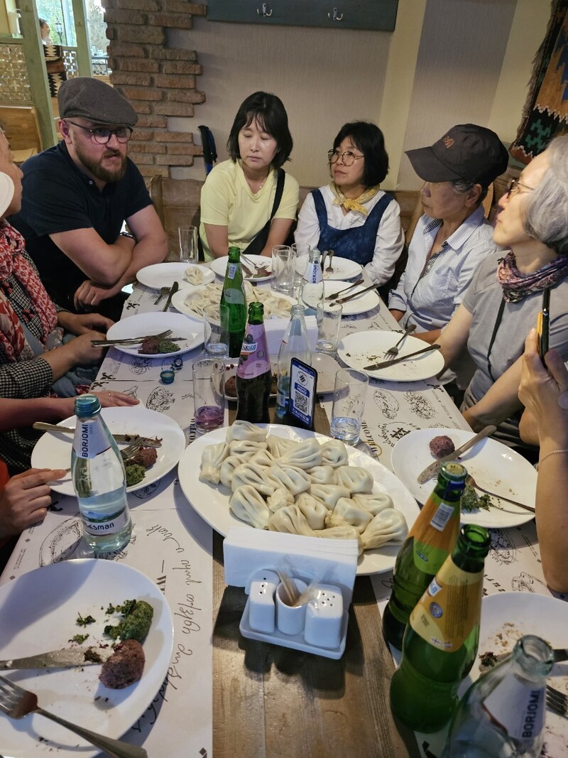 트빌리시에서 ‘방과후 산책단’이 만두 힌칼리에 대한 설명을 듣고 있다. 정수영 제공