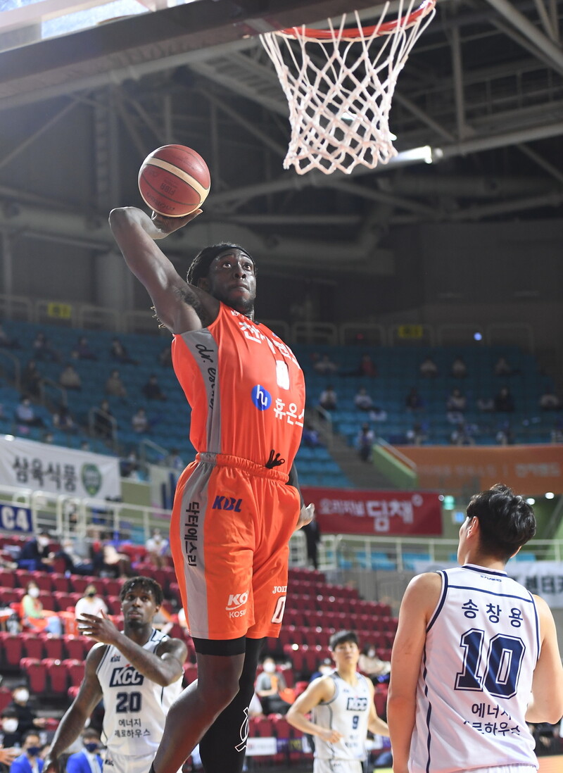 인천 전자랜드 조나단 모트리가 25일 인천삼산체육관에서 열린 2020∼2021 현대모비스 프로농구 4강 플레이오프 3차전에서 슛을 시도하고 있다. KBL 제공
