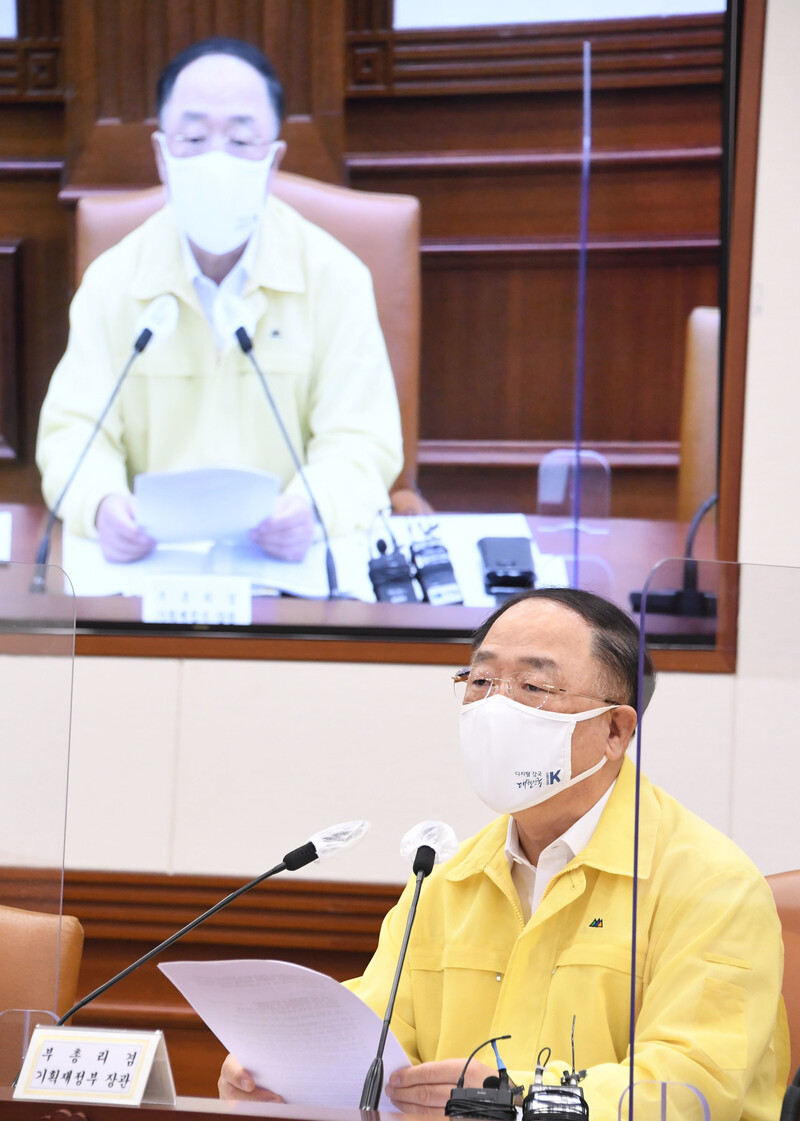 홍남기 부총리 겸 기획재정부 장관이 12일 서울 광화문 정부서울청사에서 열린 ‘제43차 비상경제 중앙대책본부 회의’를 주재, 모두발언을 하고 있다. 기획재정부 제공