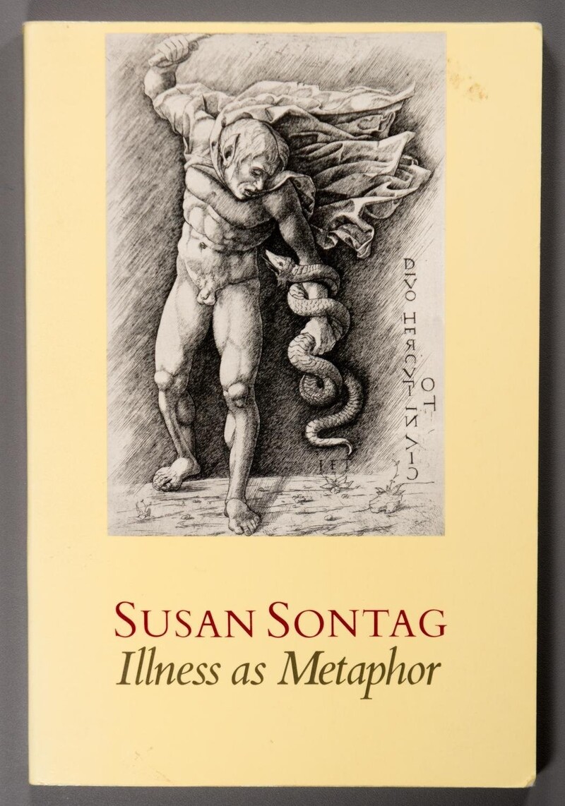 손택의 ‘은유로서의 질병’ 표지. 뱀과 싸우기 위해 인간은 자신의 팔을 내어주어야 한다. 질병과의 싸움도 마찬가지다. 싸우려면, 나는 질병의 세계 안으로 들어가야 한다. 출처: 아마존