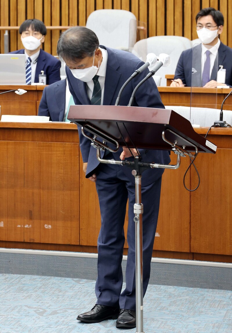 29일 국회에서 열린 오석준 대법관 후보자 인사청문회에서 오 후보자가 선서를 하기 전 인사를 하고 있다. 공동취재사진