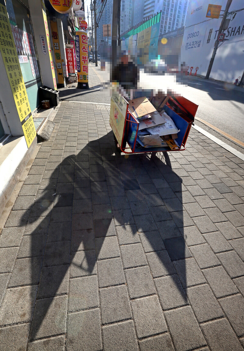 지난 10일 서울 한 도로변에서 박순희(가명)씨가 폐지를 줍는 모습. 박씨는 집 근처 한 마트에서 나오는 쓰레기 분리수거를 해주고, 종이상자 등 폐지를 가져간다. 이정용 선임기자