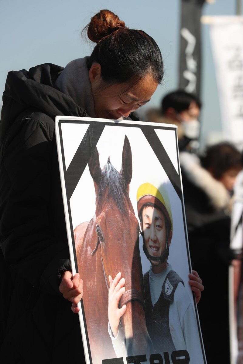 지난해 11월 한국마사회의 승부조작 등 비리 행태를 고발하고 숨진 경마 기수 문중원씨 사망 99일만에 책임자 처벌, 제도 개선을 내용으로 하는 합의안이 도출돼 단식 중인 문 씨의 아내 오은주씨가 상복을 벗을 수 있게 됐다. 강창광 선임기자 chang@hani.co.kr