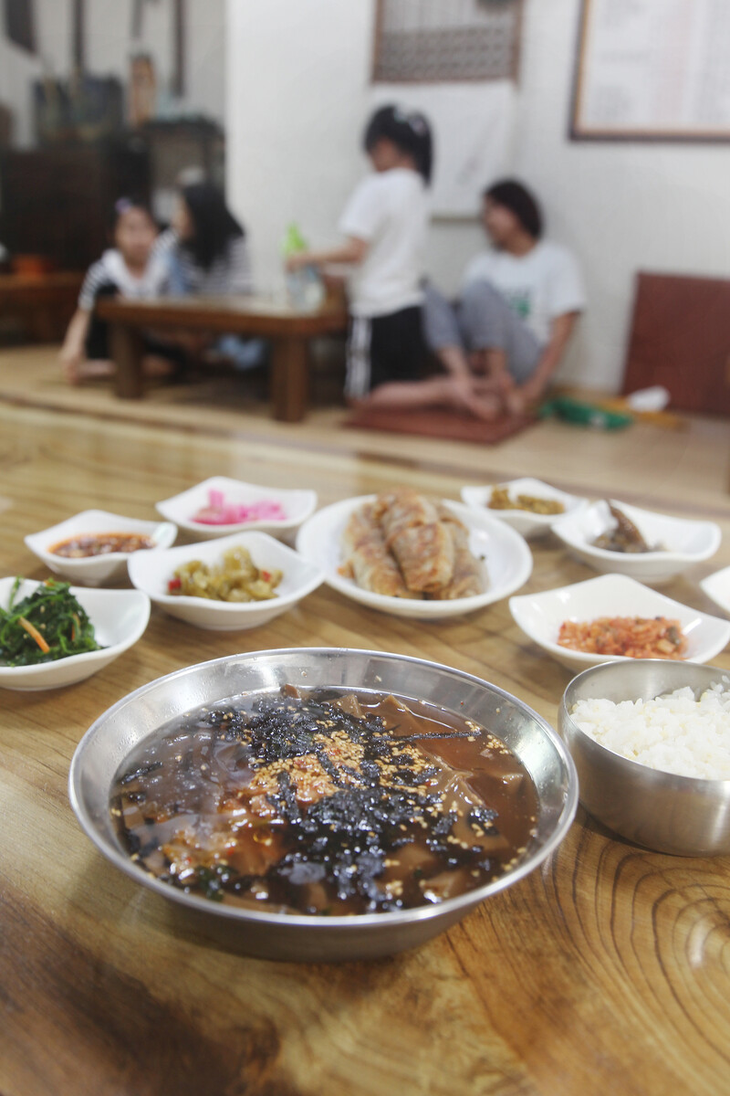 영월에 있는 ‘주천묵집’의 도토리묵밥. 박미향 기자