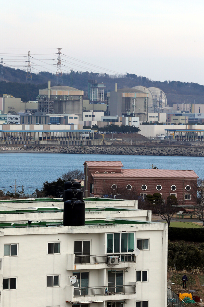 영구 정지 상태인 경북 경주시 양남면 한국수력원자력 월성원전 전경. 인근 마을과 원전의 거리가 가깝다. 이정아 기자 leej@hani.co.kr