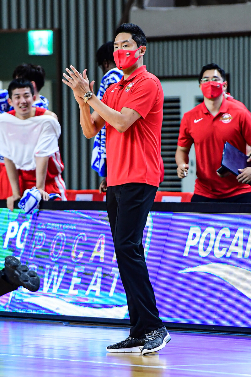 서울 에스케이(SK) 전희철 감독이 13일 경북 상주체육관에서 열린 케이비엘(KBL) 컵 대회 전주 케이씨씨(KCC)와 경기에서 팀을 격려하고 있다. KBL 제공