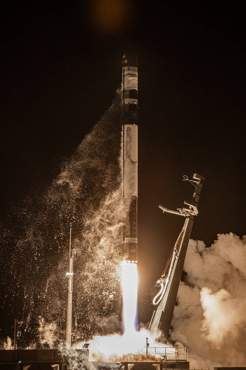 28일 밤 뉴질랜드 마히아반도의 발사대에서 로켓랩의 일렉트론 로켓에 실려 발사되는 캡스톤 위성. 미국항공우주국 제공