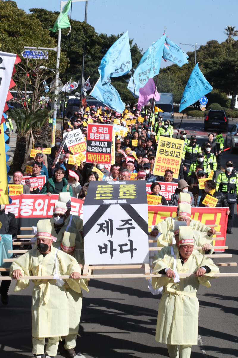 지난달 28일 제주도청 앞에서 열린 ‘후쿠시마 핵오염수 방류 반대 전국대회’ 뒤 참석자들이 일본총영사관까지 행진을 하고 있다. 제주/이정용 선임기자