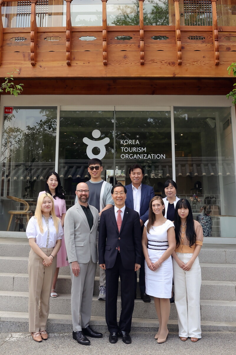 지난 13일 방한한 알렉산더 캄파냐 부부와 도움을 받았던 한국인들, 김장실 한국관광공사 사장(아래 줄 가운데)이 기념사진을 찍고 있다. 한국관광공사 제공