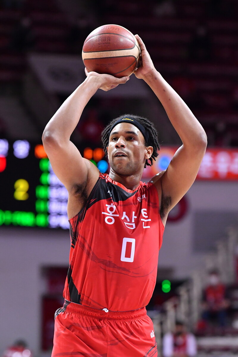 안양 KGC 설린저가 11일 안양실내체육관에서 열린 2020∼2021 KBL 안양 KGC와 6강 플레이오프 1차전에서 자유투를 시도하고 있다. KBL 제공