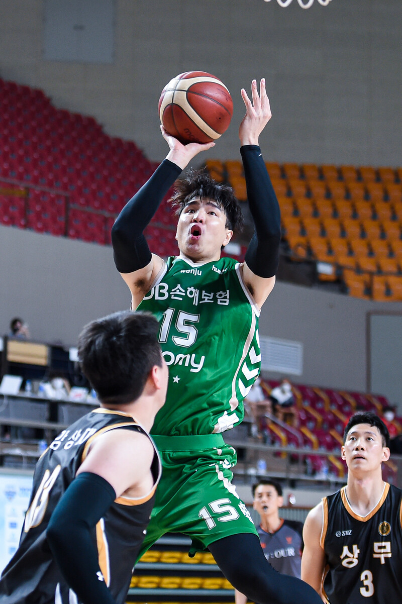 원주 디비(DB) 김종규가 13일 경북 상주체육관에서 열린 2021 케이비엘(KBL) 컵 대회 상주 상무와 경기에서 공격하고 있다. KBL 제공