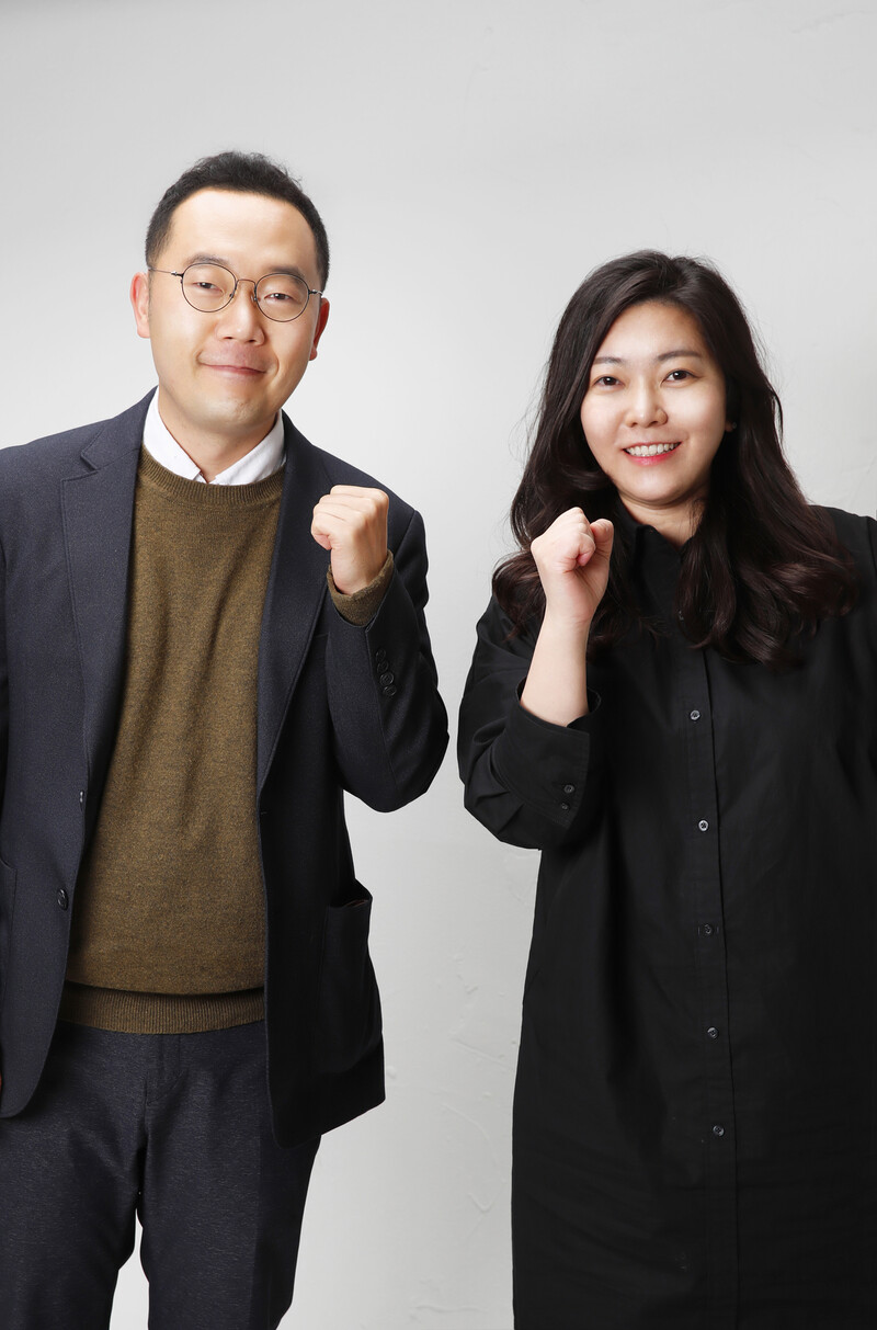 전국언론노동조합 한겨레지부 32기 지부장으로 선출된 노현웅 기자(왼쪽)와 사무국장으로 선출된 김혜주 광고국 영업2팀장