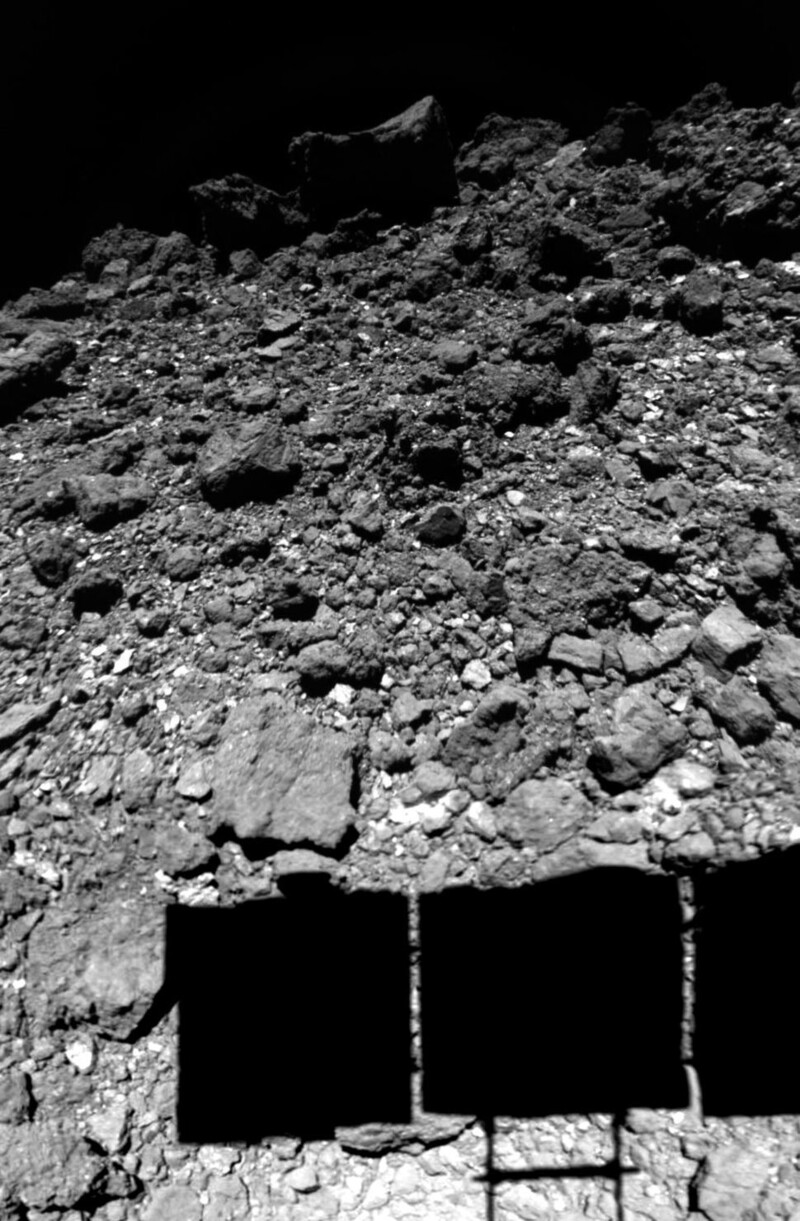표본 수집을 위해 하강하는 중 촬영한 소행성 류구의 표면.